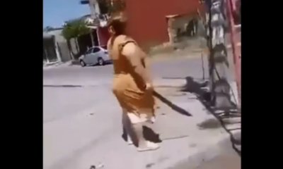 VIDEO | Mujer intenta agredir con machete a personal de CFE y se lesiona el brazo